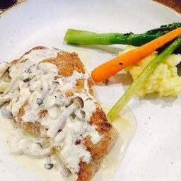 สเต๊กหมู ราดซอสเห็ด เสิร์ฟพร้อมมันบด,กระเทียม,เบบี้แครอท,แอสพารากัส,เบบี้บร็อคโคลี่