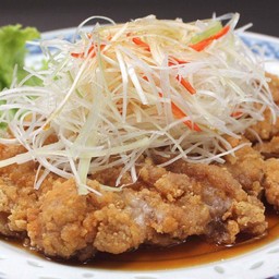 ไก่ทอดกรอบราดน้ำซอสปรุงรส