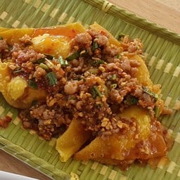 ยำเกี๊ยวหมูเด้งทอด