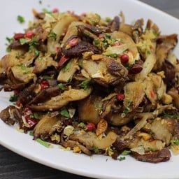 เห็ดนางรมคั่วกระเทียม พริกแห้ง พริกไทแดง