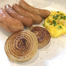 ไส้กรอกหมูรวม(กระเทียม,ชีส,เวียนนา)ย่าง เสิร์ฟพร้อมสลัด,มันฝรั่ง และหอมหัวใหญ่ย่าง