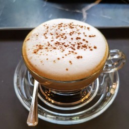 คาปูชิโน่ร้อน 8 ออนซ์.