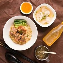 ชุดเซ็ทบะหมี่โครงหมูตุ๋น + น้ำโอเลี้ยง 1 ขวด