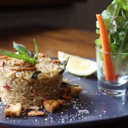 ริโซนี่ (พาสต้าทรงเมล็ดข้าว) ผัดปลาเค็ม กระเทียม พริกแห้ง