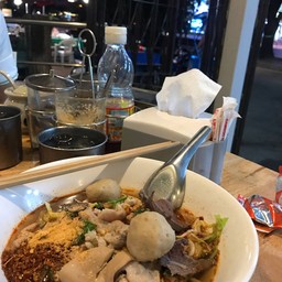 ก๋วยเตี๋ยว นำชัย ลูกชิ้นนายเล้ง คูเมืองประตูสวนปรุง