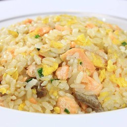 ข้าวผัดปลาแซลมอล