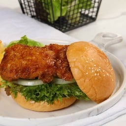 CRISPY CHICKEN BURGER เบอร์เกอร์ไก่กรอบ