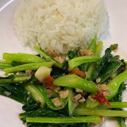 คะน้าปลาเค็มราดข้าว