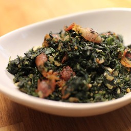 ผักโขมผัดเบคอน กระเทียม พริกแห้ง