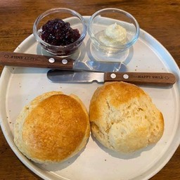 สโคน เสิร์ฟพร้อมแยมมิกซ์เบอรี่และครีมคอมเทจ