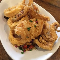 ปลาหมึกทอดสไปซี่ โรย พริกแห้ง กระเทียมกรอบ