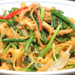 บะหมี่ผัดกุ๋ยช่ายรสเผ็ด