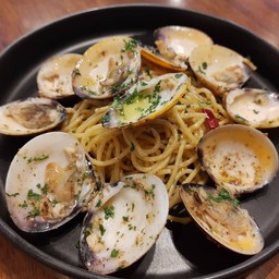 สปาเกตตี้ หอยตลับ(วองโกเล่) ผัด ไวน์ขาว กระเทียม พริกแห้ง