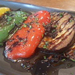 ผักย่าง สุกินี่ มะเขือม่วง และพริกหวาน เสิร์ฟพร้อมซอสบัลซามิคอิตาเลี่ยนสไตล์์