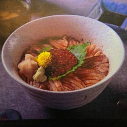 ข้าวปลาแซลมอนเบิร์นท็อปไข่ปลาแซลมอน