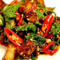 หมูกรอบผัดกระเพรา