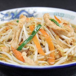บะหมี่ซุปหน้าผัดถั่วงอกหมู
