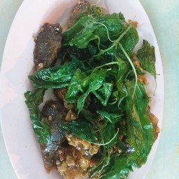 ไข่เยียวม้ากระเพรากรอบ