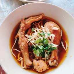 ก๋วยเตี๋ยว เนื้อ ไก่ กีรติ