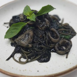 สปาเกตตี้ซอสหมึกดำพริกแห้งปลาหมึกสด