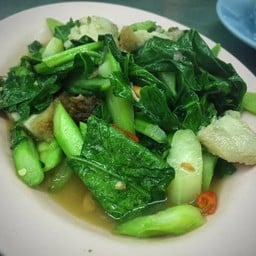 คะน้าหมูกรอบ