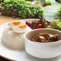 ข้าวพะแนงหมู ไข่เค็ม