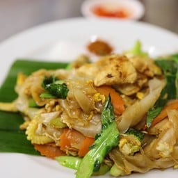 เส้นใหญ่ผัดซีอิ๊วไก่