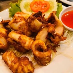 ปลาหมึกทอดเสิร์ฟกับซอสพริก