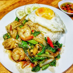 กระเพราทะเลราดข้าว