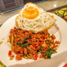 กระเพราหมูสับราดข้าว