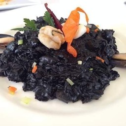 Carnaroli risotto with black ink and sesfood