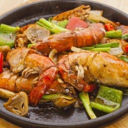 กุ้งแม่น้ำผัดพริกไทยดำ