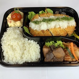 เซ็ตหมูทอดทงคัตสึกับหัวไซเท้าฝนและซอสพอนซึ 