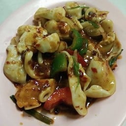 ปลาหมึกผัดไข่เค็มหมูสับ