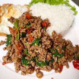 กระเพาเนื้อสับราดข้าว+ไข่ดาว