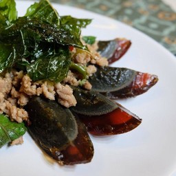 ผัดกระเพราไข่เยี่ยวม้า (กับข้าว)