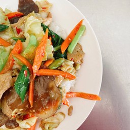 ข้าวราดผัดผักรวมมิตร หมู