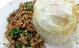 กระเพราหมูราดข้าว ใข่ดาว