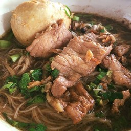 ก๋วยเตี๋ยวหมูน้ำตก ลูกชิ้นยักษ์