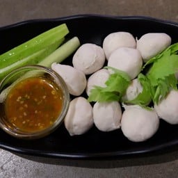ลูกชิ้นหมูลวกจิ้ม
