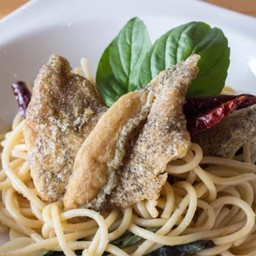 สปาเกตตี้ผัด ปลาสลิดกรอบ กระเทียมพริกแห้ง