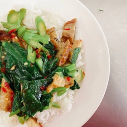 ข้าวราดผัดคะน้า หมูกรอบ