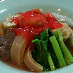 เกาเหลาเย็นตาโฟ (Assorted fish and shrimp balls with soup and pink sauce)