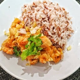 ไก่กระเทียมราดข้าวไข่ดาว