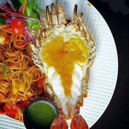 กุ้งแม่น้ำย่างหอมๆ เสริฟพร้อมสปาเก็ตตี้ผัดต้มยำ ถึงเครื่องต้มยำจริงๆ