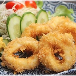 ปลาหมึกชุปเกล็ดขนมปังทอด