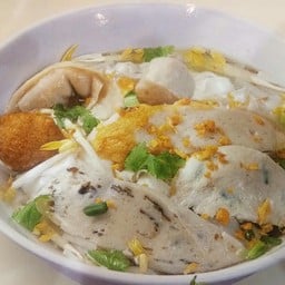 ก๋วยเตี๋ยวลูกชิ้นปลาทรงเครื่อง