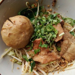 ก๋วยเตี๋ยวหมูแห้ง ลูกชิ้นยักษ์