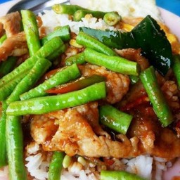 ผัดพริกแกงถั่วฝักยาว ราดข้าว
