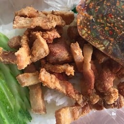 ข้าวหมูสามชั้นทอดน้ำปลา+น้ำจิ๋มแจ่ว